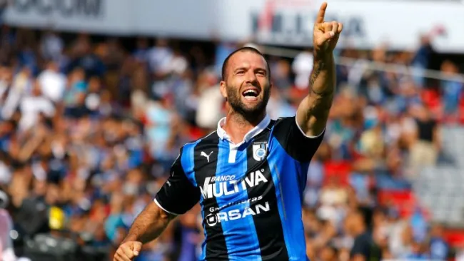 Emanuel Villa festeja su primer gol contra Puebla