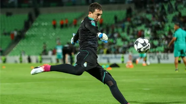 Agustín Marchesín despeja el balón durante un partido con Santos Laguna 