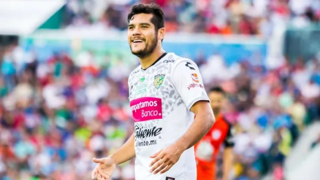 Javier Orozco durante el partido entre los Jaguares y Pachuca