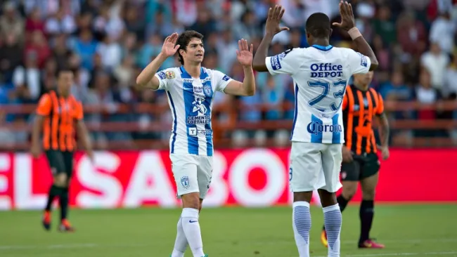 Jugadores de Pachuca celebran en el Hidalgo