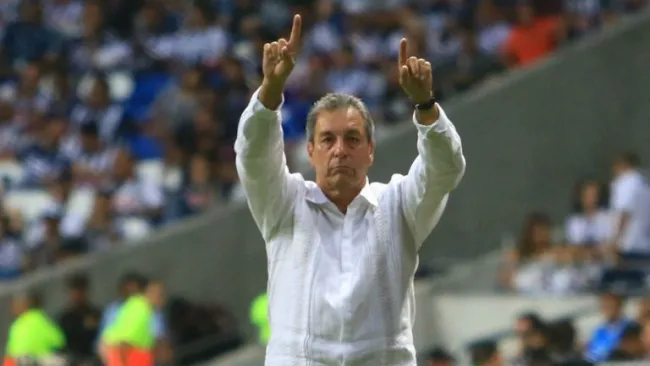 Tomás Boy da indicaciones a sus jugadores