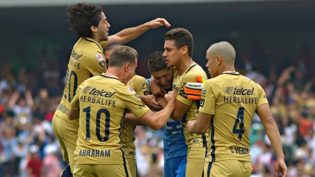 Jugadores de Pumas festejan tras un penalti atajado por Pikolín