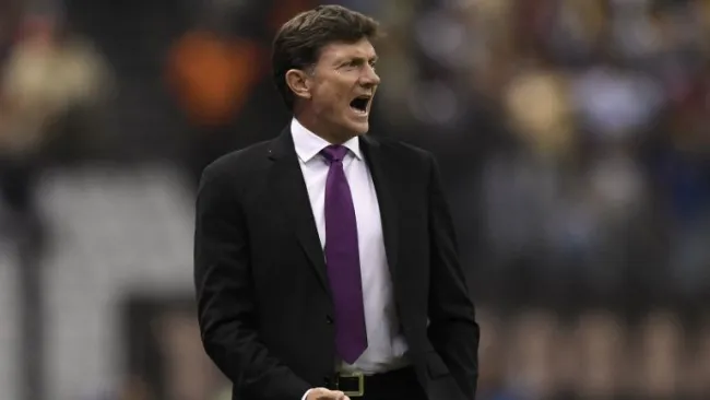 Hernán Cristante da indicaciones desde el banquillo