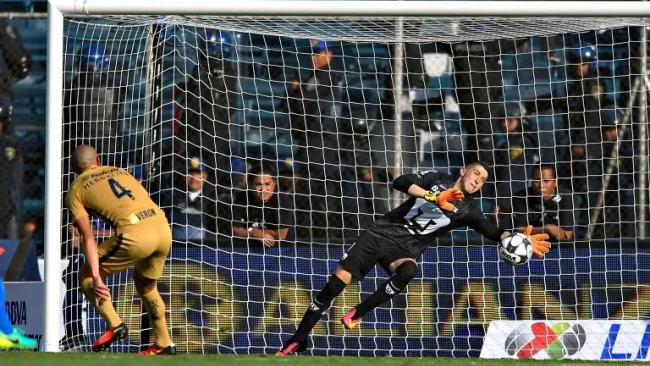 Alejandro Palacios, se lanza para evitar un gol en el duelo contra Cruz Azul del A2016