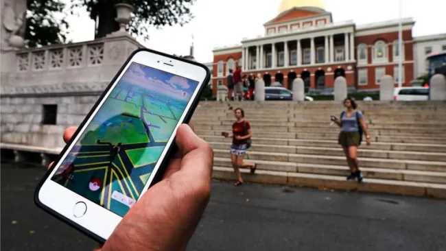 Persona jugando Pokémon Go