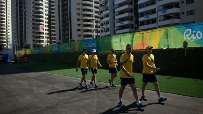 Atletas australianos caminando en la Villa Olímpica de Río de Janeiro 