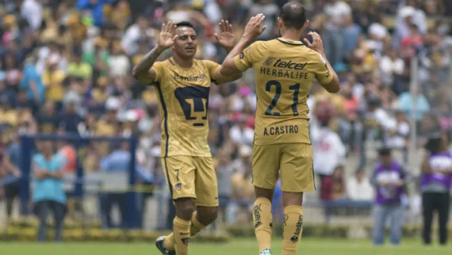 Cortés y Castro se felicitan tras una anotación