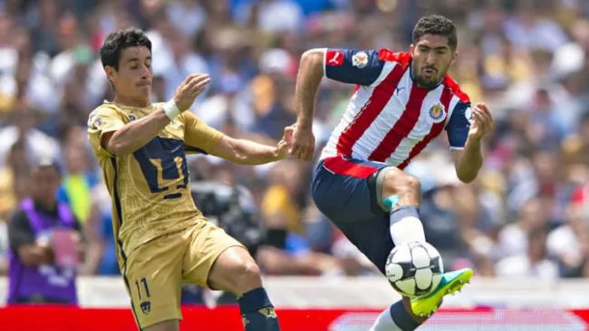 Pumas y Chivas disputan partido de Liga