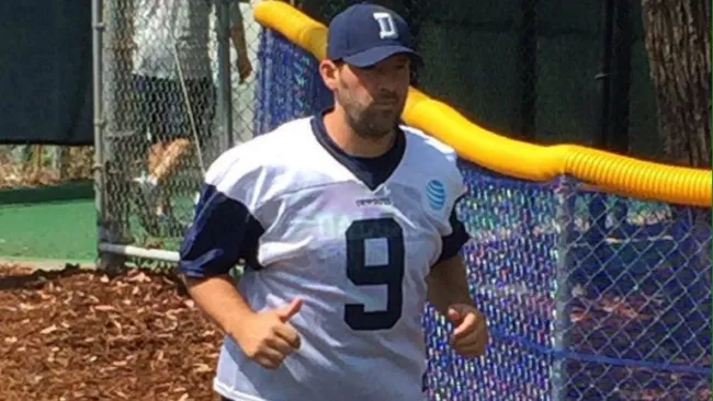 Tony Romo durante una práctica con los Vaqueros de Dallas