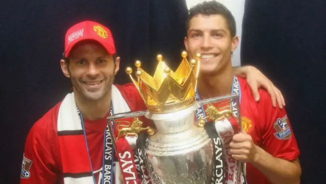 Ryan Giggs y CR7 posan con el trofeo de la Premier League