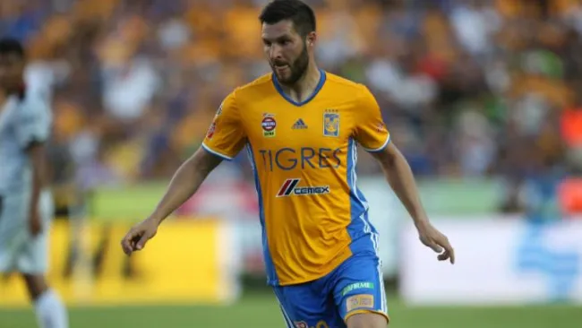 Gignac disputa un partido de Liga con Tigres