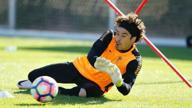 Guillermo Ochoa se lanza por el balón durante un entrenamiento con el Granada