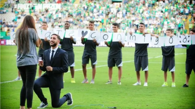 Luis Calderón se arrodilla para pedirle matrimonio a su novia