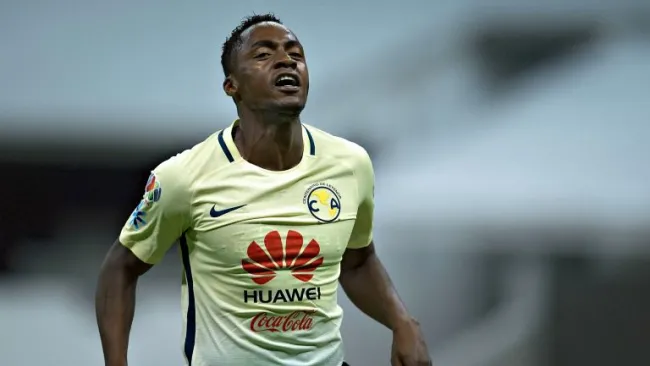 Renato Ibarra durante un partido de América