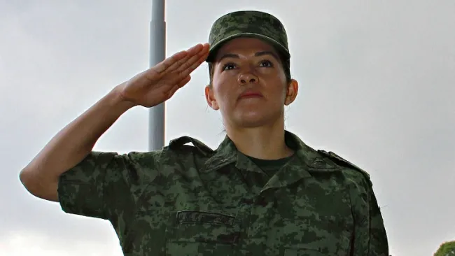 María del Rosario Espinoza saludando