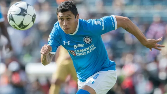 Cata Domínguez, con la posesión del esférico en el Azul