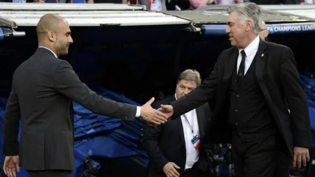 Carlo Ancelotti y Pep Guardiola se dan la mano