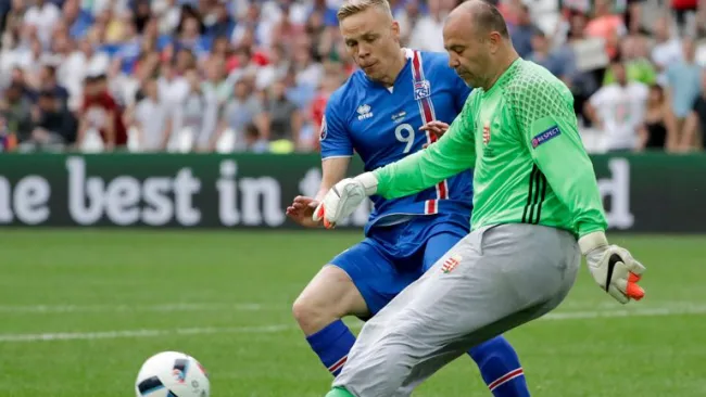 Gábor Király despeja un balón durante la Euro 2016