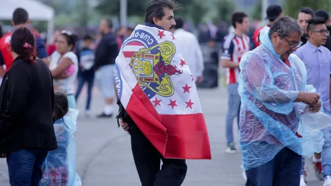 Aficionado rojiblanco, afuera del Estadio Chivas