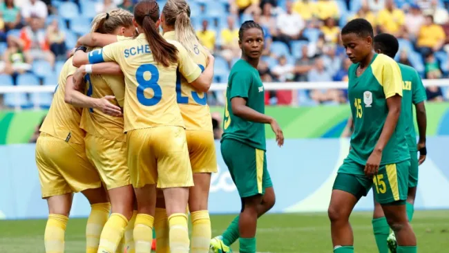 Jugadoras suecas festejan el tanto de la victoria en JO