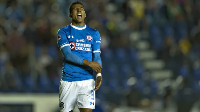 Joao Rojas se lamenta en juego en el Estadio Azul 