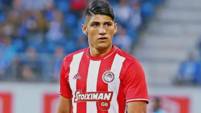 Alan Pulido, en partido con Olympiacos
