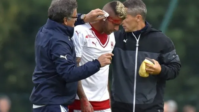 Ménez es atendido por el cuerpo médico de su equipo