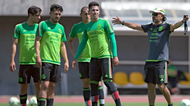 Los jugadores del Tri Sub 23 y el Potro Gutiérrez en una práctica