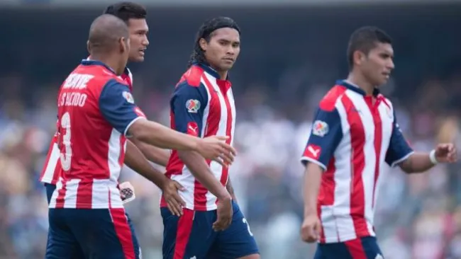 Jugadores de Chivas, durante un partido