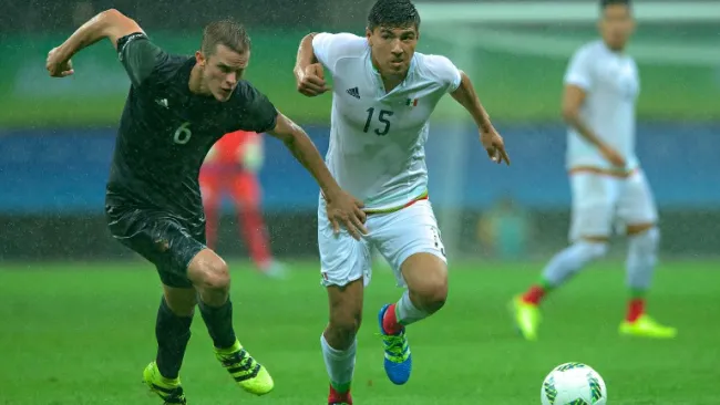 Gutiérrez y Bender forcejean por el balón