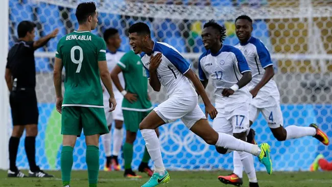 Marcelo Pereira festeja tras anotar un gol contra Argelia