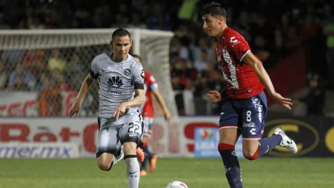 Balón disputado entre Aguilar y Peñalba