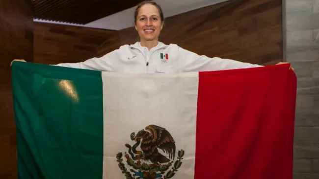 Campuzano posa con mucho orgullo con la bandera de México