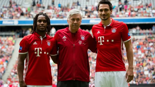 Hummels y Sanchez, portando la camiseta del Bayern con Ancelotti