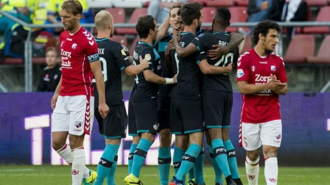 Andrés Guardado festeja junto a sus compañeros un gol del PSV