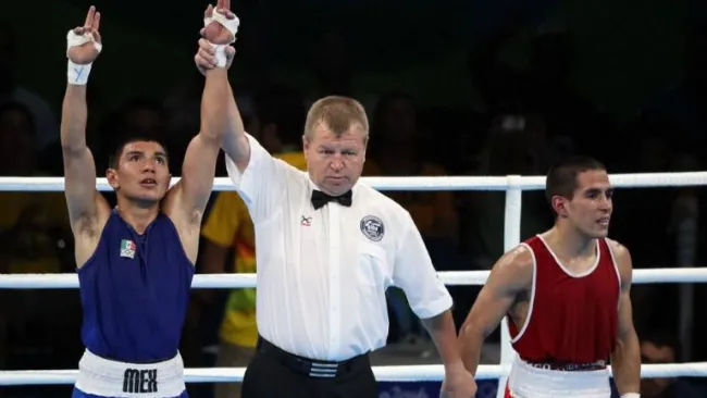 Juez levanta la mano de Joselito Velázquez tras vencer a Leandro Blanc