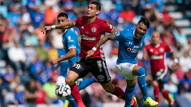 Julian Velazquez y Milton Caraglio, durante el duelo entre Cruz Azul y Xolos