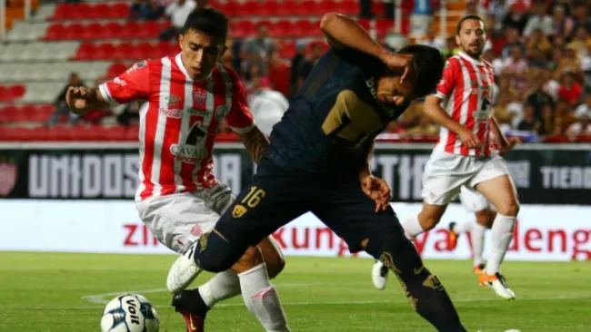 Edson Puch pelea un balón contra Marcelo Alatorre