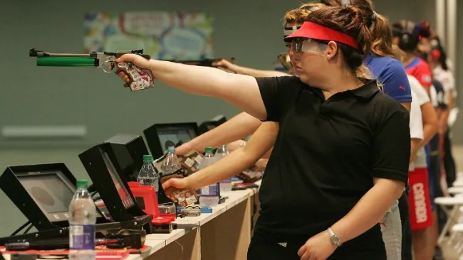 Alejandra Zavala participando en Tiro pistola 10 metros