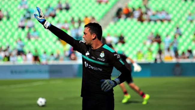 Agustín Marchesín en un partido con Santos 