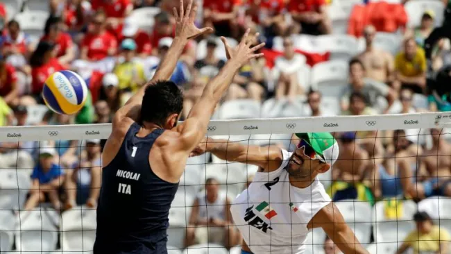 Juan Virgen golpea el balón y logra pasar al jugador italiano