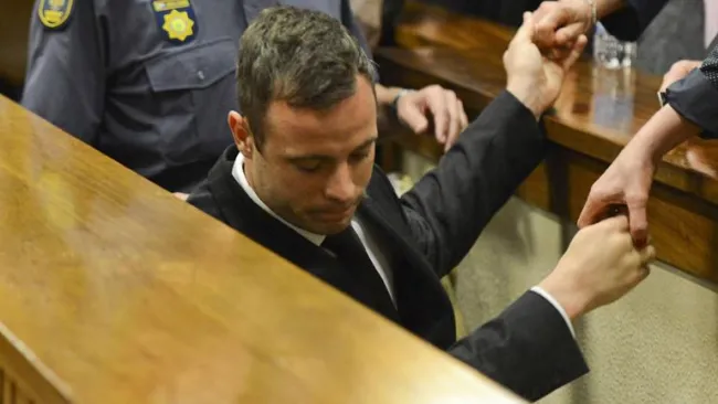 Oscar Pistorius, cabizbajo en un sesión en la corte
