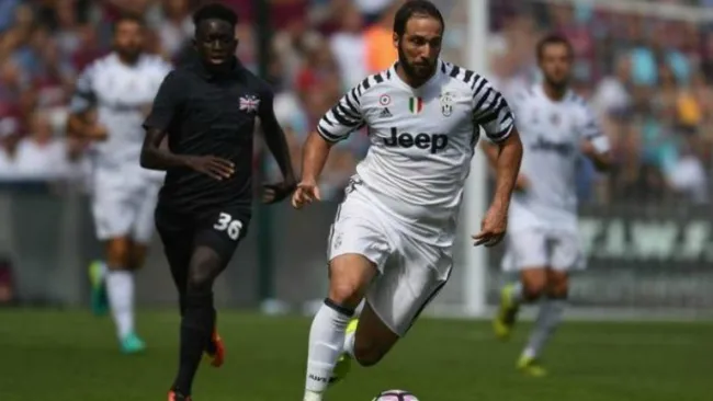 Higuaín luce sobrepeso en su debut con la Juventus 