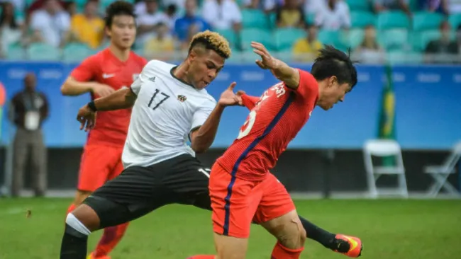Gnabry y Kwon pelean por la tenencia del balón