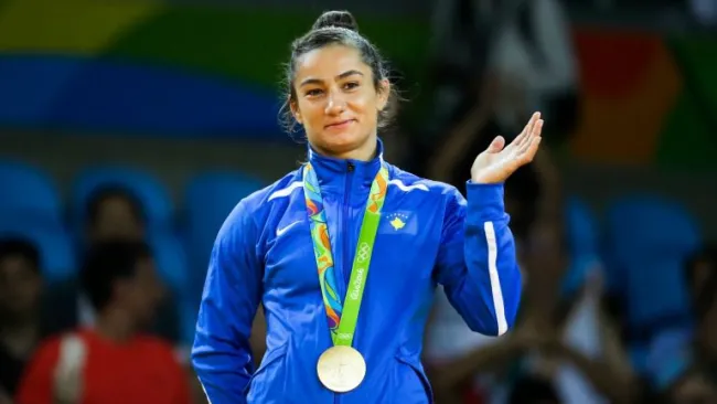 Majlinda Kelmendi en el podio de premiación