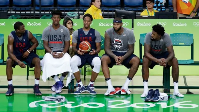 Jugadores del Dream Team, en la banca durante un encuentro