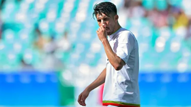 Oribe Peralta se limpia la nariz en el partido contra Fiji