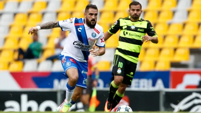 Damián Escudero y Bryan Rabello pelean un balón