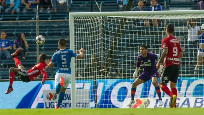 Remate de Avilés Hurtado para abrir el marcador del juego entre Cruz Azul y Tijuana