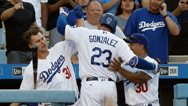 Adrián González es felicitado por sus compañeros